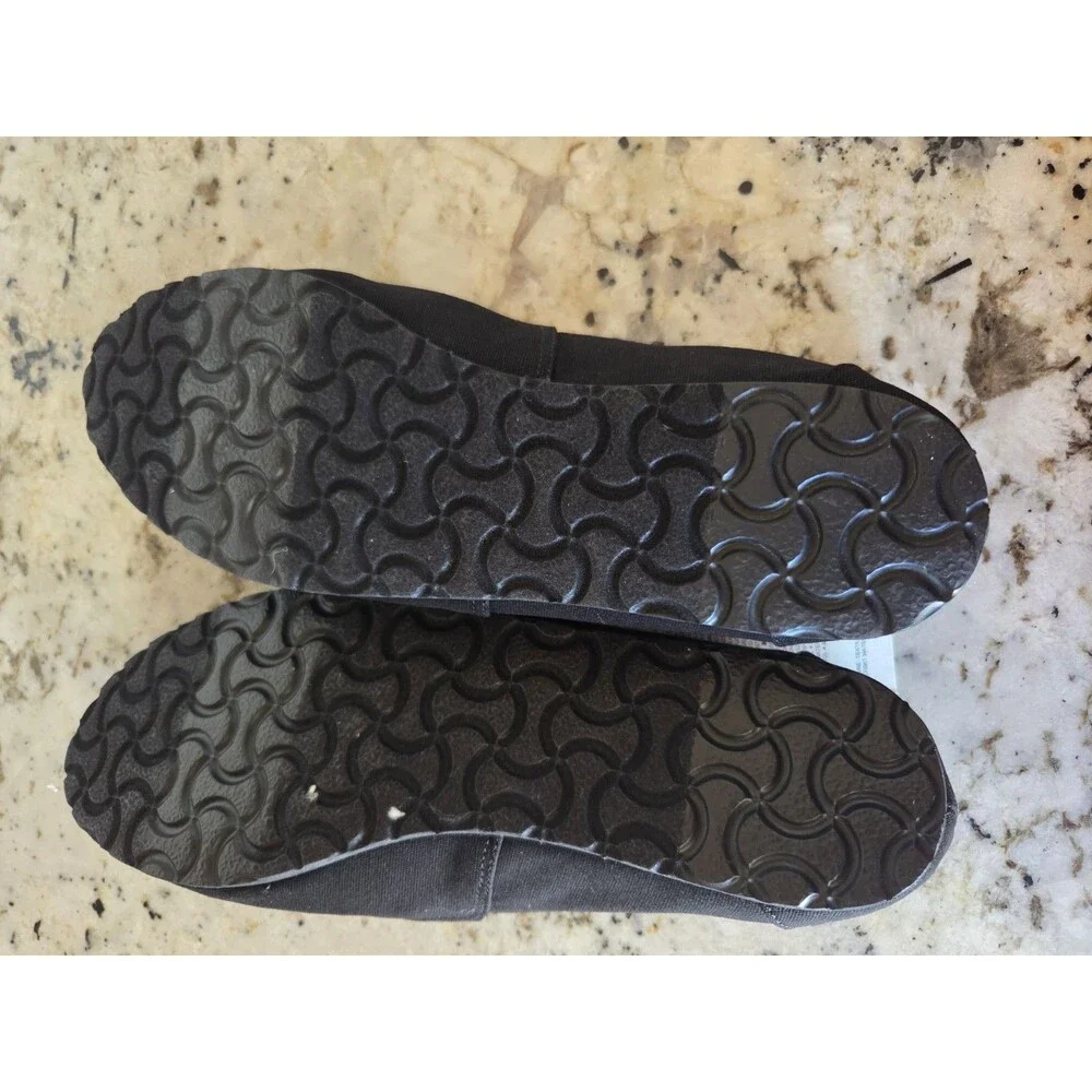 Amazon Essentials Women’s Black Slip-On Flats Round Toe Rubber Outsole